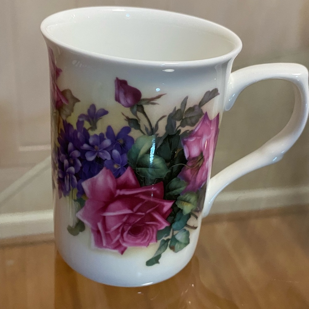 - Brand New Beutiful Multicolor Floral Stechcol Mug .